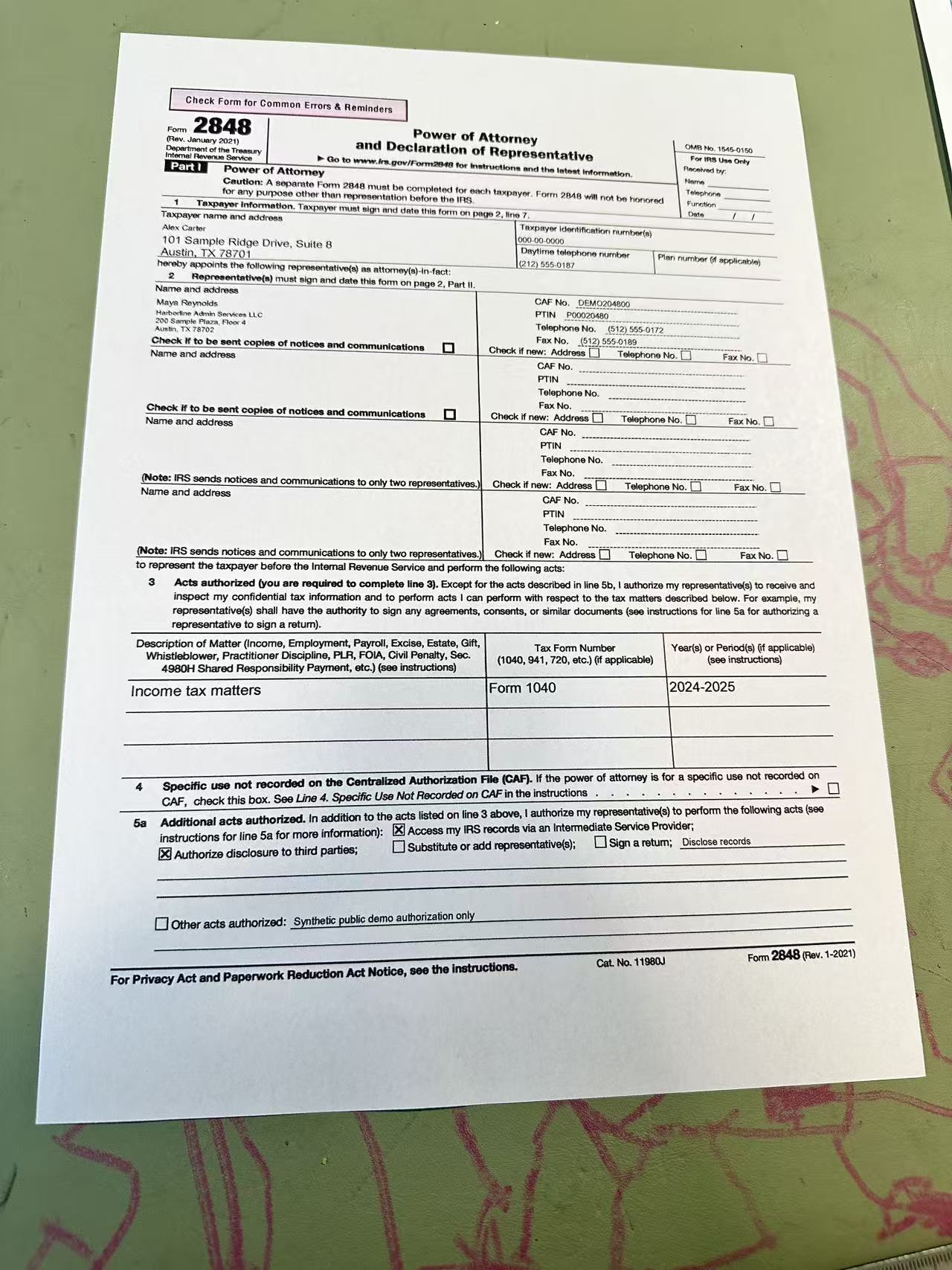 Originalfoto eines ausgefüllten IRS-Formulars 2848 auf einem Schreibtisch